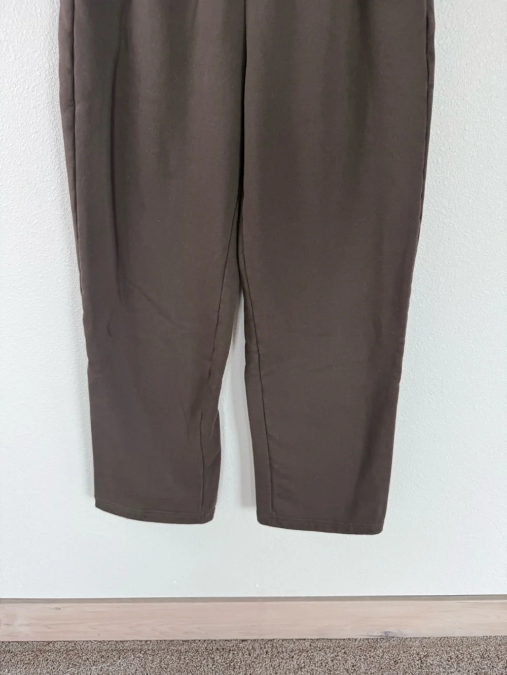 ALO Yoga Straight Leg Pants in Dark Brown